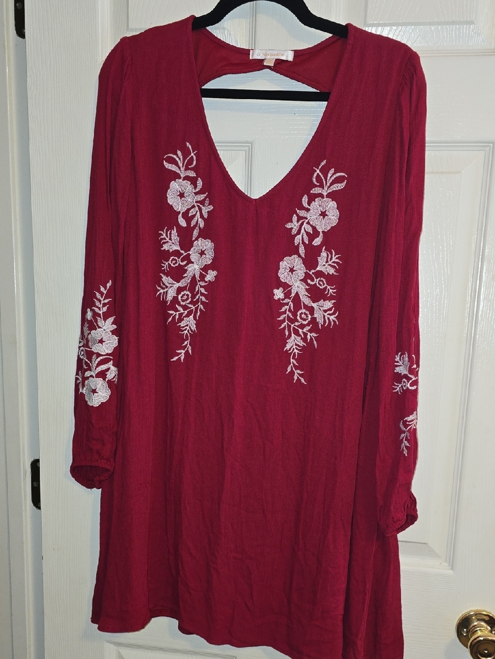 Embroidered V-Neck Midi Dress in Burgundy‎